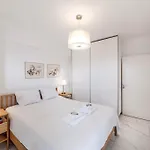 Apartment Mackenzie Leo Seafront *