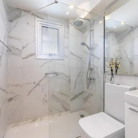 Mackenzie Leo Seafront Apartment *