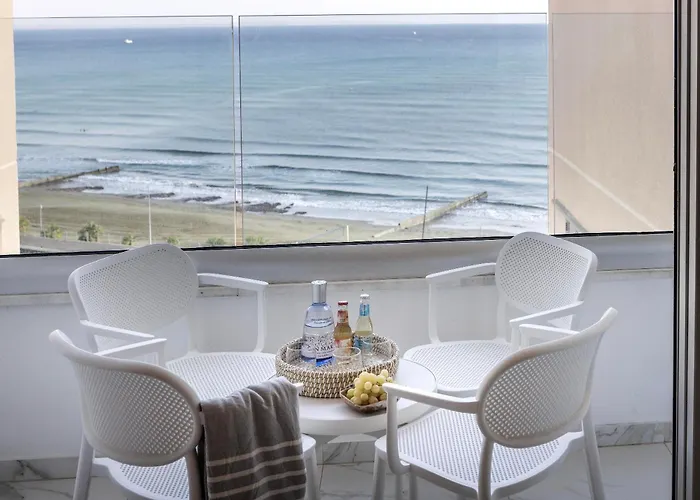 Mackenzie Leo Seafront لارنكا